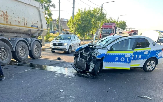 Mașina de poliție a fost avariată grav. FOTO FB Sindicatul Europol