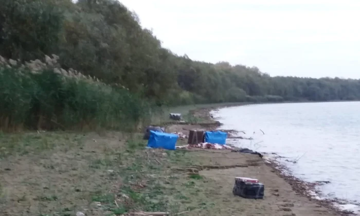 Tigări descoperite pe malul Bratului Chilia FOTO Garda de Coasta