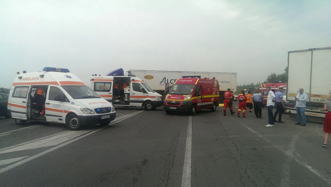 Accidentul a blocat toată șoseaua, astfel că traficul este blocat
