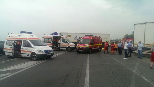 Accidentul a blocat toată șoseaua, astfel că traficul este blocat