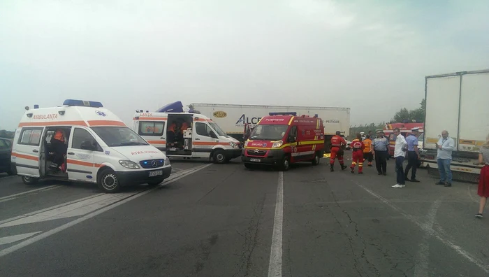 Accidentul a blocat toată șoseaua, astfel că traficul este blocat