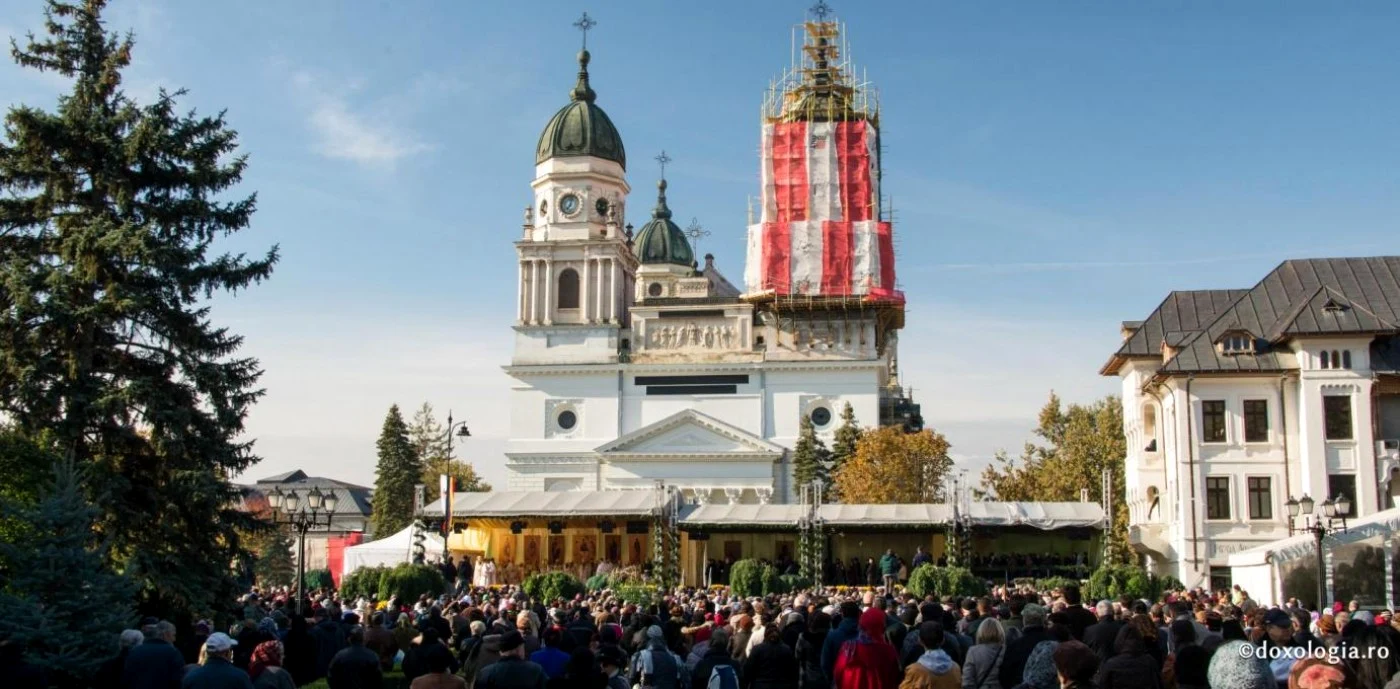 Mii de pelerini participă la Slujba Sfintei Liturghii oficiată în faţa MMB FOTO Doxologia