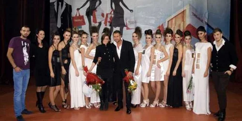 Cătălin Botezatu a fost cel ce a înmânat premiul trupei din Sibiu