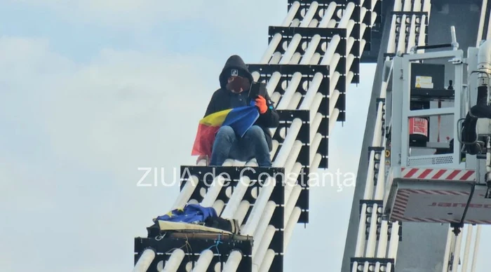 Protestatarul avea asupra sa un steag și un telefon. FOTO: Ziua de Constanța