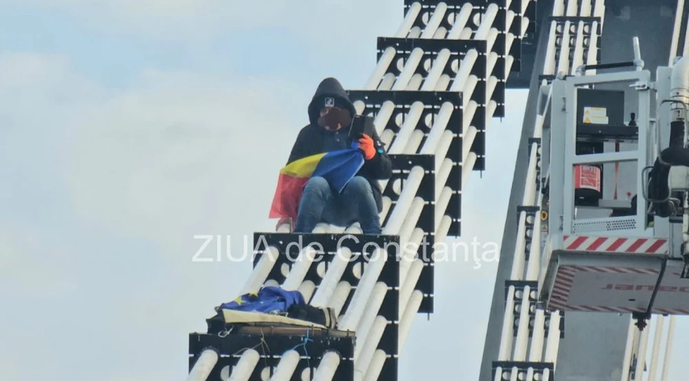 Un bărbat s-a urcat pe podul de la Agigea și a cerut „turul 2 înapoi” și „Călin Georgescu președinte”. Traficul a fost blocat