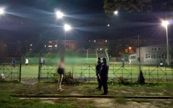Tânărul a fost prins de jandarmi jucând fotbal Foto: adevarul.ro