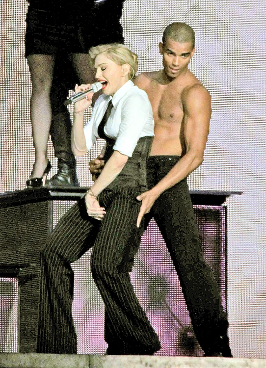 Vedeta, pe vremea când era cuplată cu dansatorul Brahim Zaibat