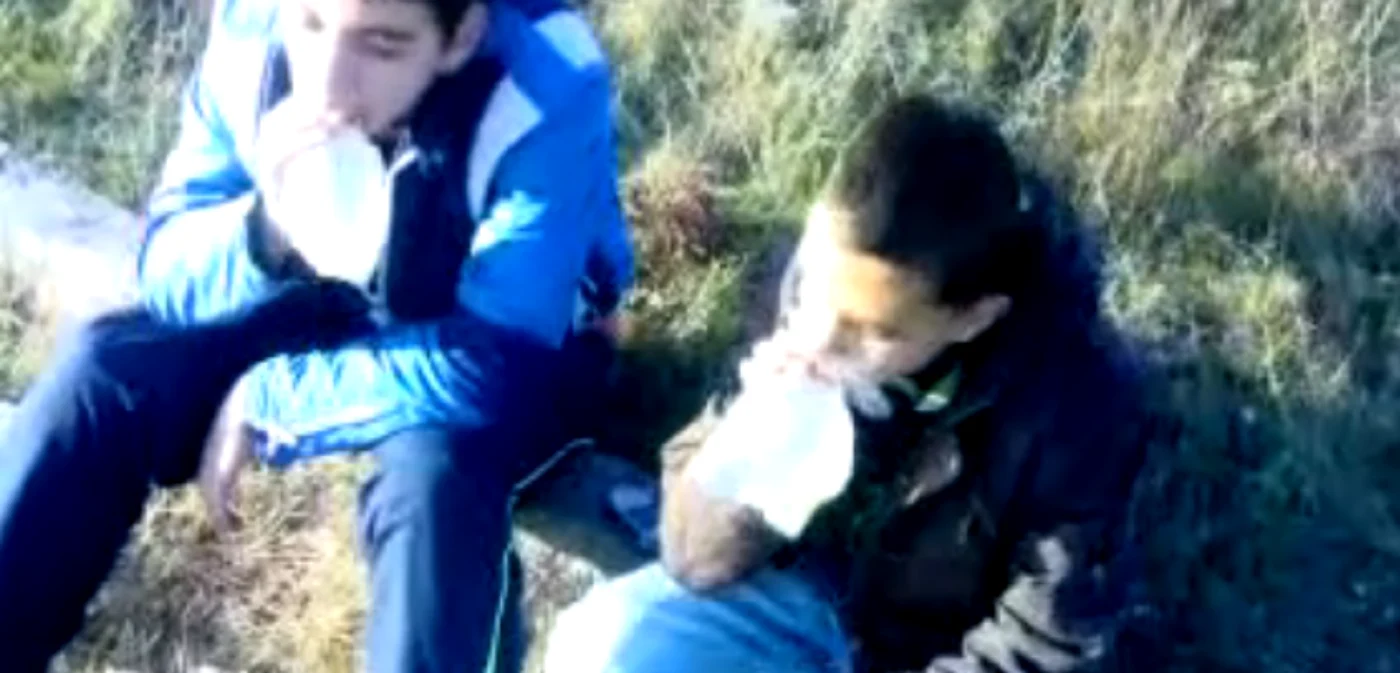 Tinerii s-au filmat în timp ce trăgeau din pungi. Foto: captură Youtube