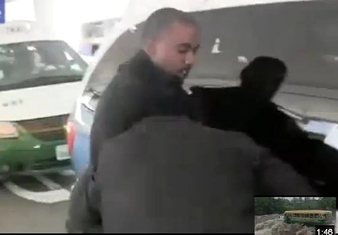 Kanye West a bruscat un reporter pe aeroport. (captură video)