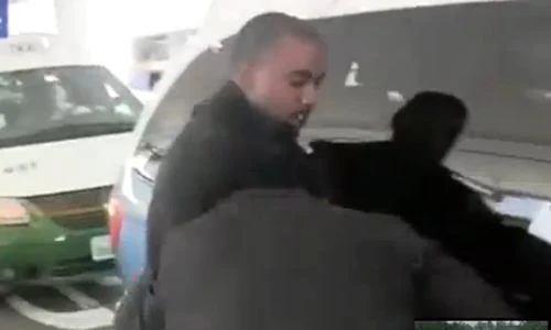Kanye West a bruscat un reporter pe aeroport  (captură video) jpeg