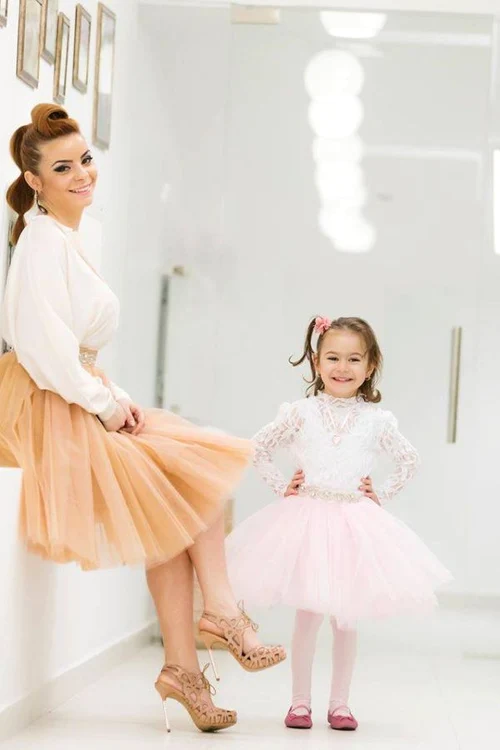 Carla Modrisan si sora ei