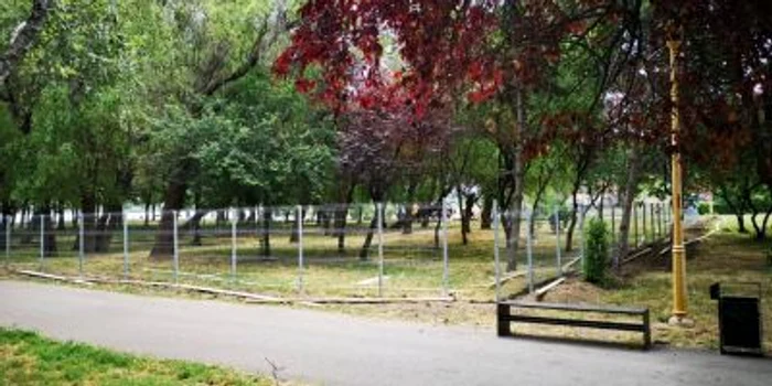 Tarc pentru caini amenajat in parcul Tabacarie din Constanta FOTO