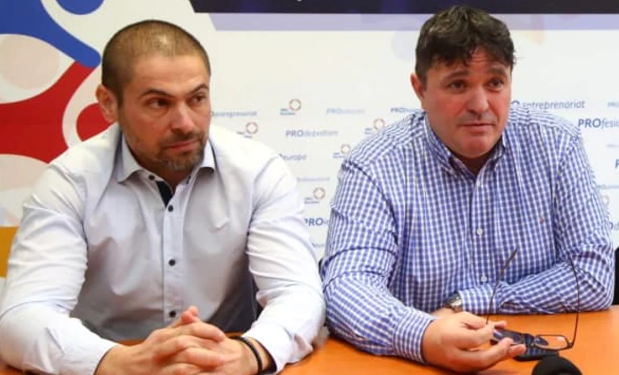 Primarul din Variaş Nicolae Birău şi fostul deputat Adrian Pau s-au judecat cu agenţia de turism care le-a vândut un sejur în Egipt FOTO Facebook/Nicolae Birău