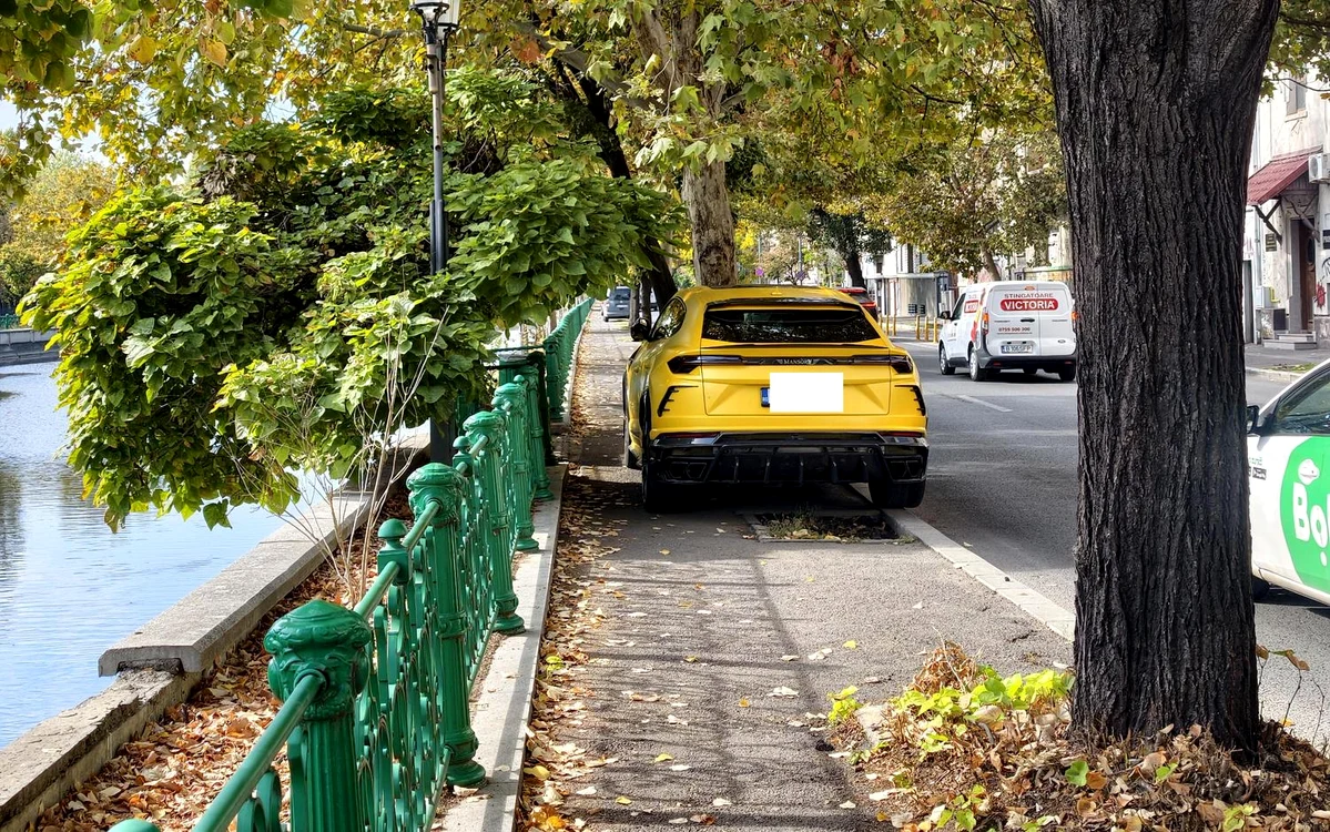 Lamborghini parcat pe trotuar.