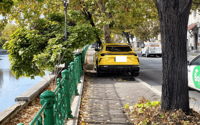 „Scumpă parcarea de 5 lei când ai mașină de 300.000 de euro!” Reacțiile românilor la un Lamborghini lăsat pe trotuar în București