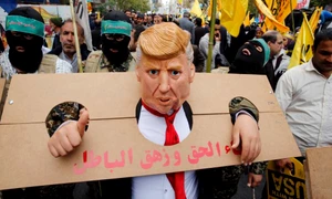 Imaginea Zilei / Un bărbat iranian purtând o mască efigie a preşedintelui american Donald Trump participă la o demonstraţie anti-SUA în faţa fostei ambasade americane din Teheran Iran FOTO EPA – EFE / Abedin Taherkenareh / 4 nov 2019