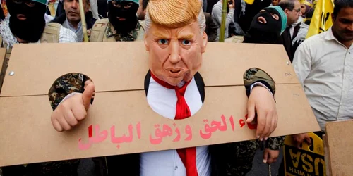 Imaginea Zilei / Un bărbat iranian purtând o mască efigie a preşedintelui american Donald Trump participă la o demonstraţie anti-SUA în faţa fostei ambasade americane din Teheran Iran FOTO EPA – EFE / Abedin Taherkenareh / 4 nov 2019