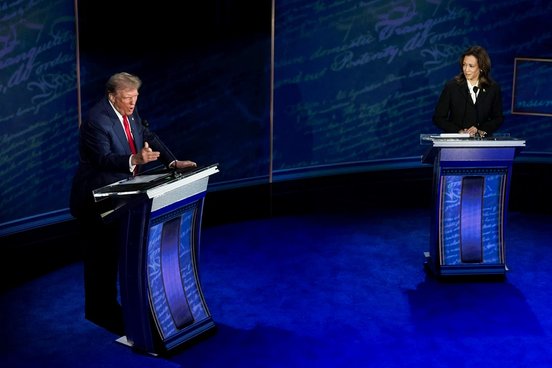Donald Trump și Kamala Harris la o dezbatere