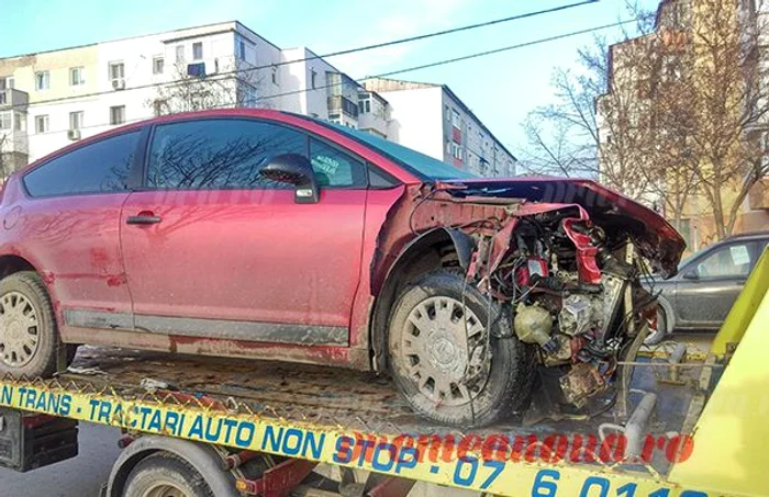 Autoturismul condus de tânărul de 20 de ani a fost şi el avariat FOTO vrn.ro