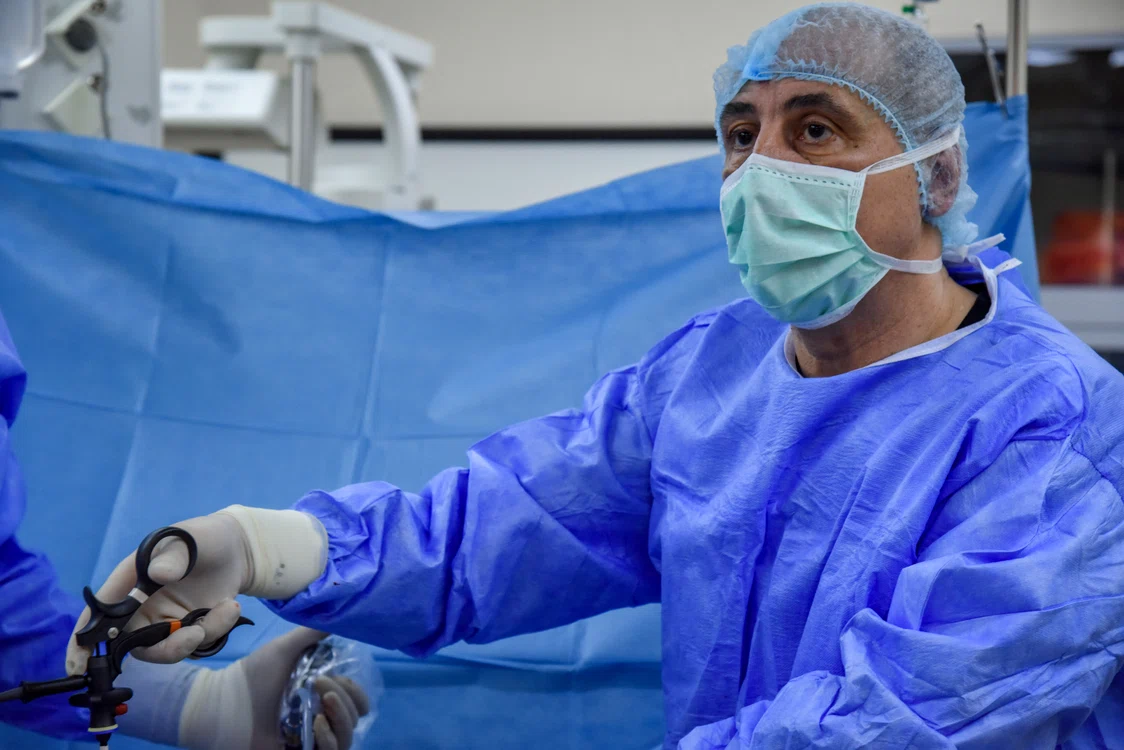 Dr. Ciprian Cristescu într-o intervenție chirurgicală la Sanador