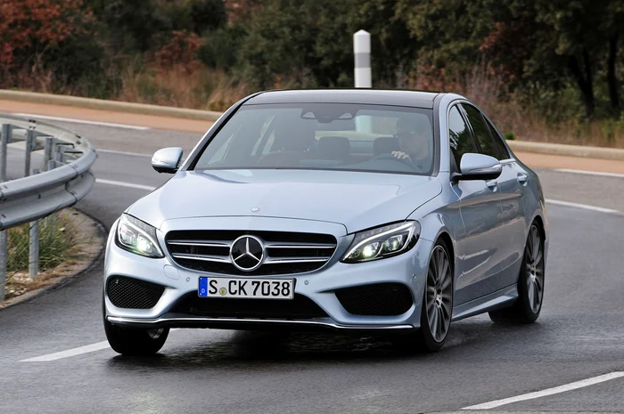 Mercedes conduce în top cele mai sigure maşini