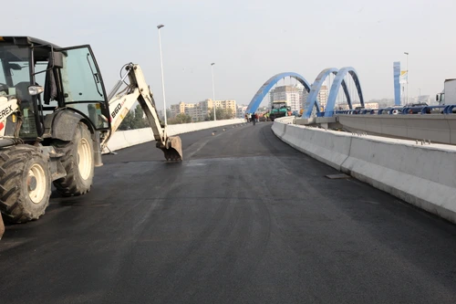 În prezent se mai lucrează la rampa de coborâre de pe Calea Văcăreștilor (foto: PMB)