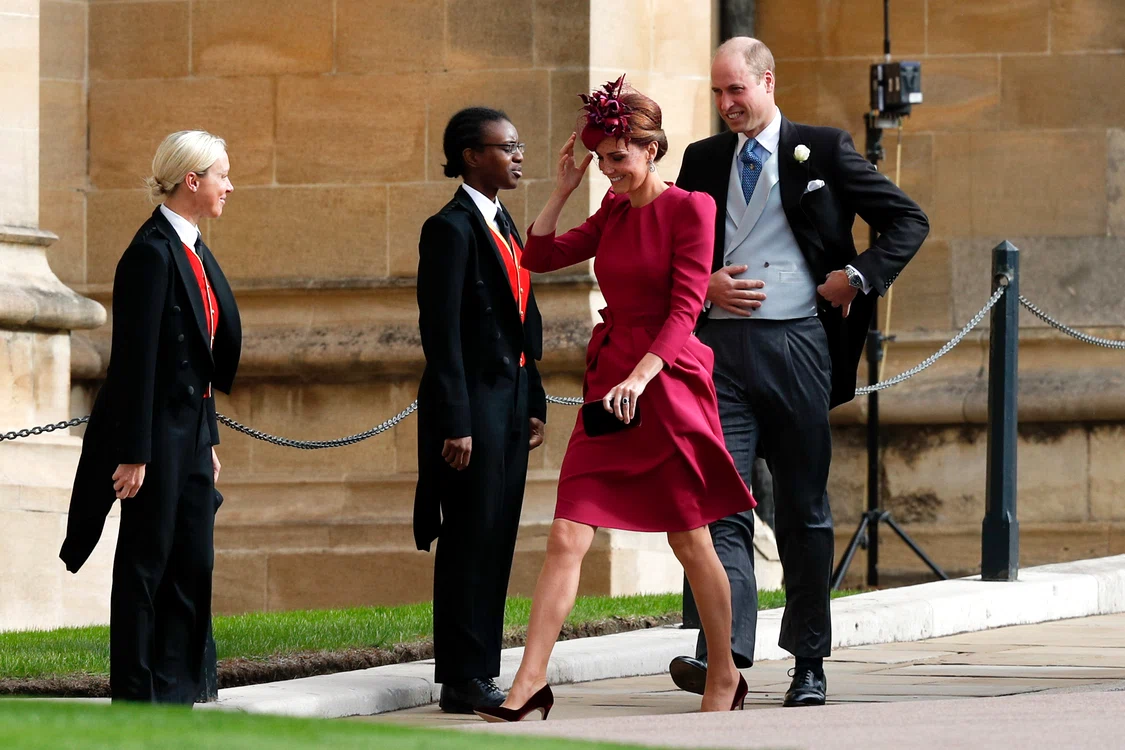 Kate Middleton și Prințul William au intrat pe o ușă laterală. Kate a purtat o rochie fucsia și pălărie cu voaletă