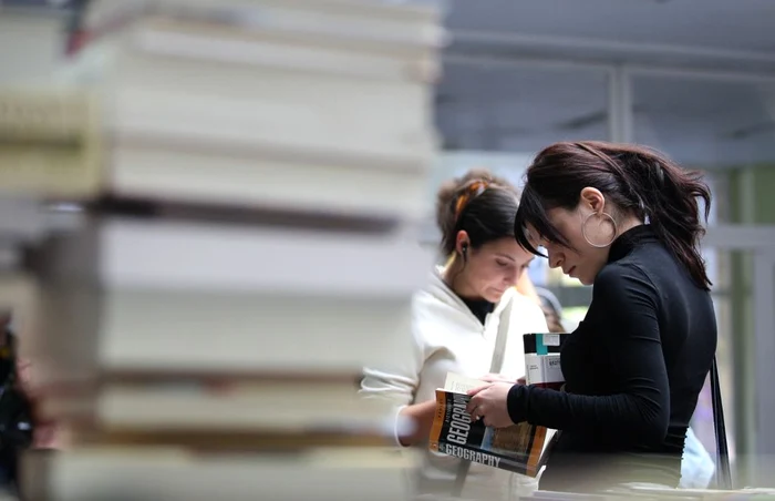 Faptul că citim din cărţi sau de pe ecranele laptopurile influenţează procesul de lectură     FOTO: Adevărul