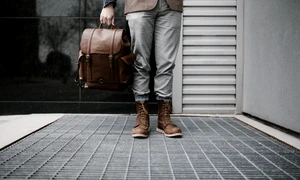 traveler 2203666 1280 jpg