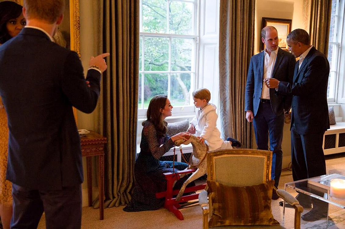 Prințul George a atras toate privirile la cina informală cu soții Obama
