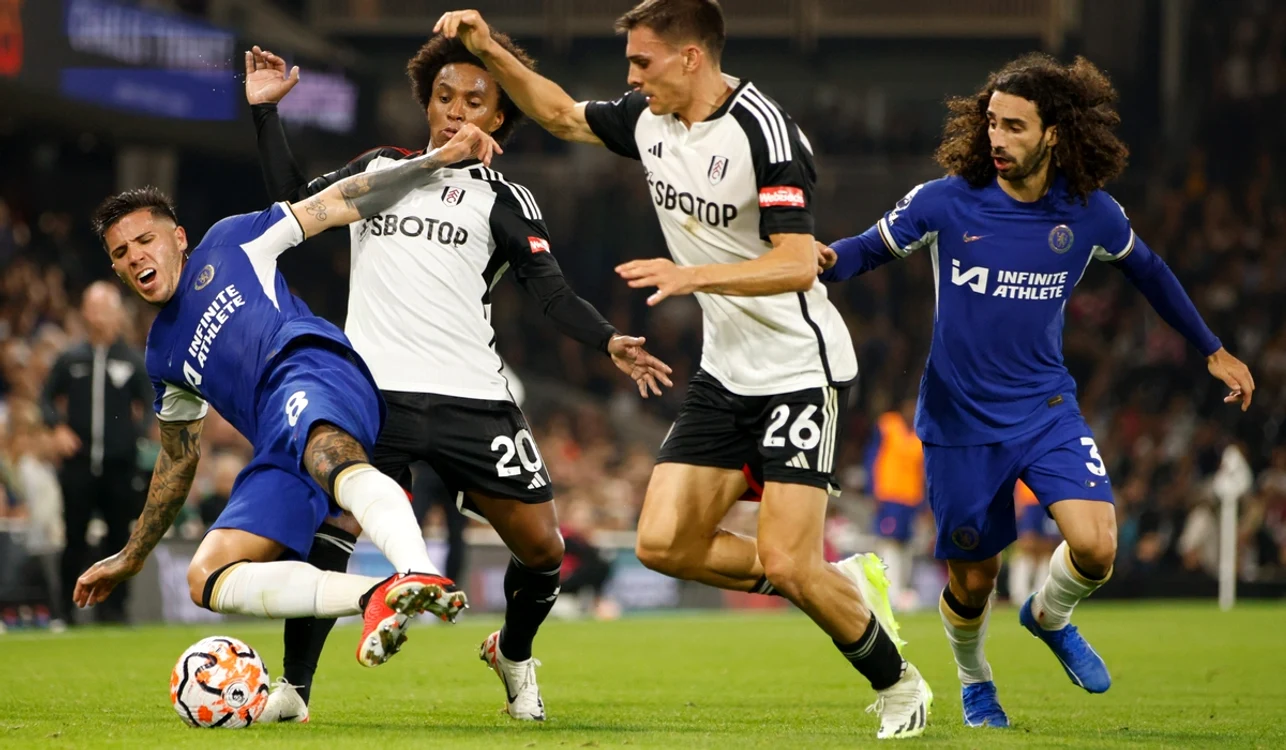 Enzo Fernández (stânga, în albastru), una dintre marile investiții de la Chelsea (FOTO: EPA)