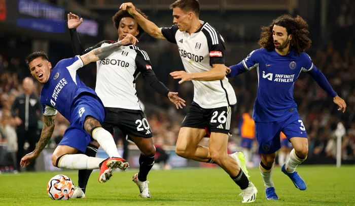 Enzo Fernández (stânga, în albastru), una dintre marile investiții de la Chelsea (FOTO: EPA)