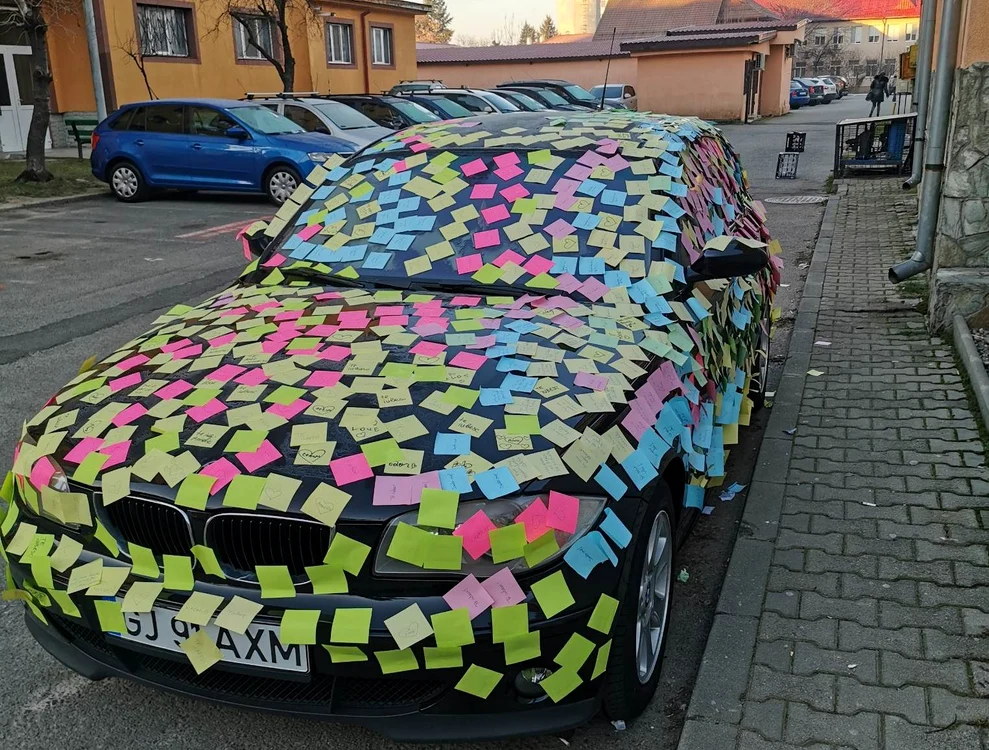Un bărbat a cerut iertare soției care l-a părăsit cu sute de bilețele lipite pe mașină