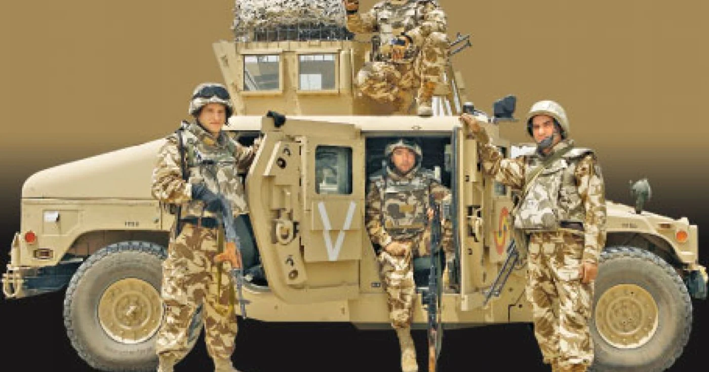 Soldaţii NATO ai României, într‑un automobil Humvee american