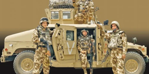 Soldaţii NATO ai României, într‑un automobil Humvee american