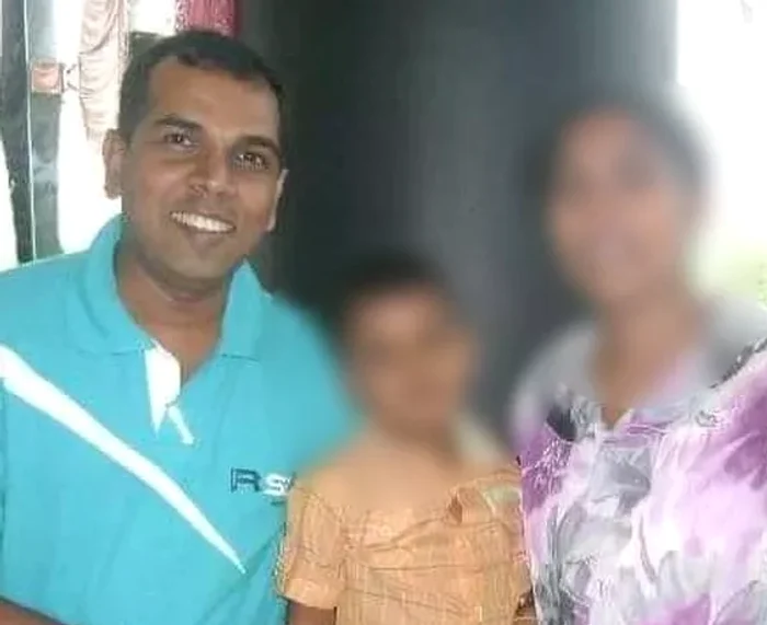 
    Bărbatul, alături de familia sa. Acesta a fost ucis după ce a fost acuzat de blasfemieFoto: Arhivă personală  