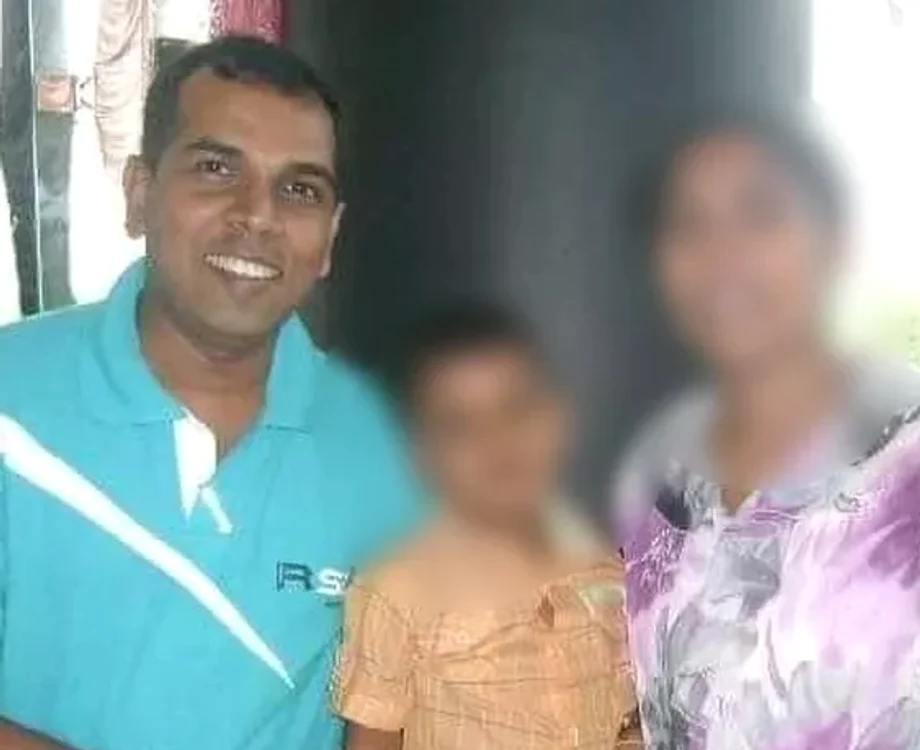 Bărbatul, alături de familia sa. Acesta a fost ucis după ce a fost acuzat de blasfemieFoto: Arhivă personală