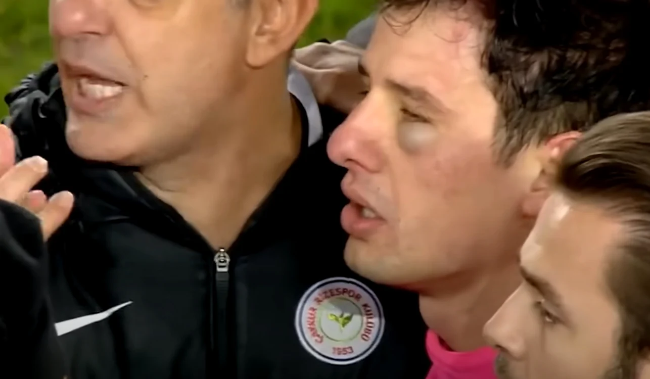 Arbitrul Halil Umut Meler, agresat pe terenul de fotbal de un oficial (FOTO: Captură Youtube)