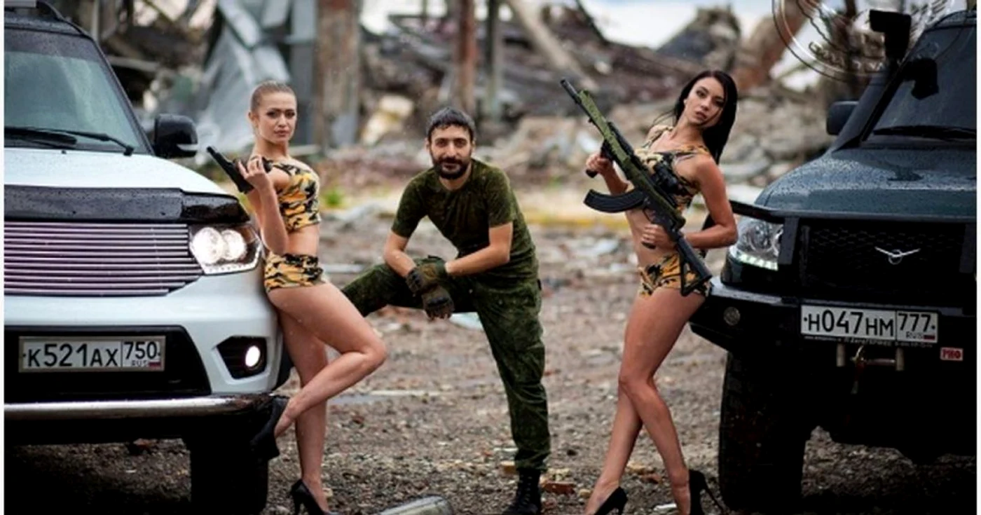 Separatiştii din Lugansk se promovează prin intermediul unor sesiuni foto pe fondul ruinelor provocate de război.