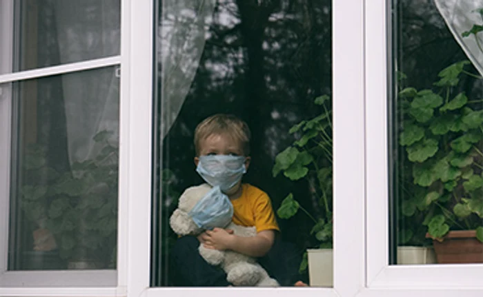 Cei mici au suferit cel mai mult în această perioadă: nu au mai putut merge la școli și grădinițe, n-au mai avut voie la locurile de joacă, iar acum sunt obligați să poarte masca la cursuri