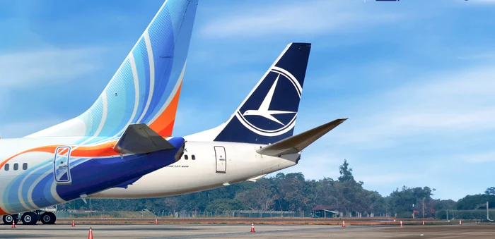 Avion Tarom lângă un avion Flydubai