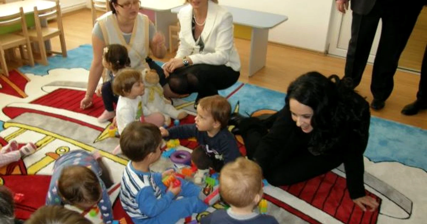 Andreea Marin Bănică s-a jucat cu micuţii înscrişi la noua creşă. Foto: Simona Suciu
