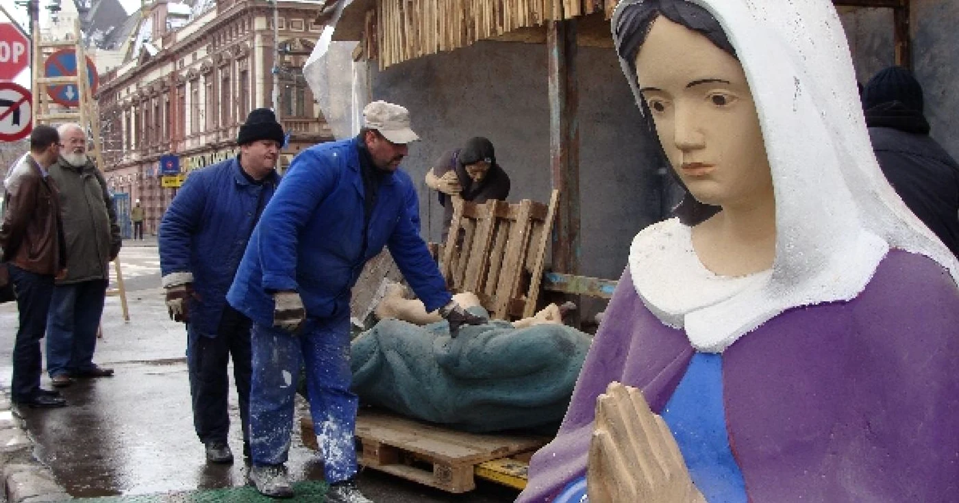 Figurinele de ghips sunt instalate în fața primăriei