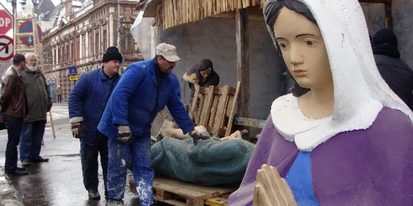Figurinele de ghips sunt instalate în fața primăriei