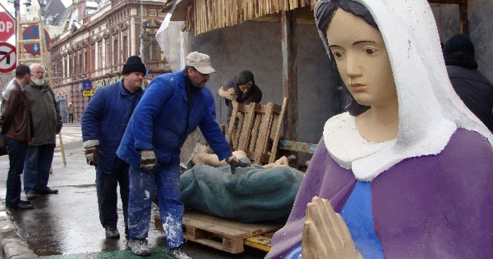 Figurinele de ghips sunt instalate în fața primăriei