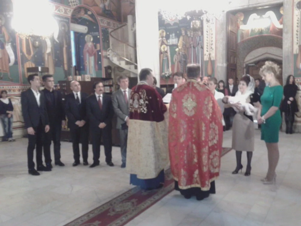 Slujba a fost oficiată de cinci preoţi