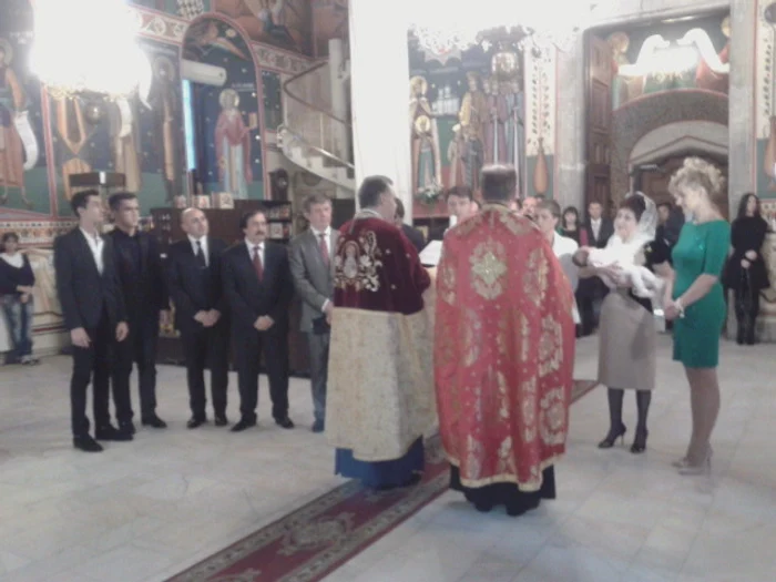 Slujba a fost oficiată de cinci preoţi