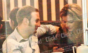 Râde şi e binedispus, ca un  veritabil înamorat    jpeg