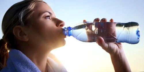 shutterstock 20340844 femeie sticla apa jpeg