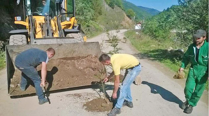 
    Soluţia găsită de săteni ca să nu cadă în gropiFoto: ziarulunirea.ro  